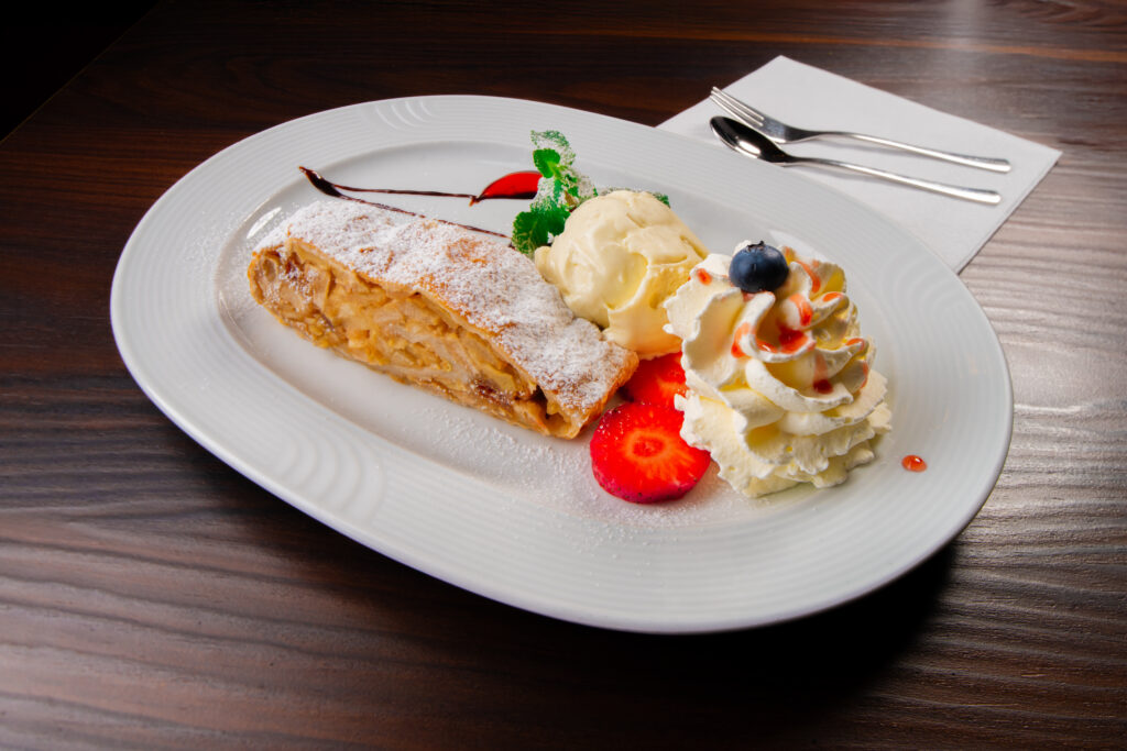 Apfelstrudel, Eis, Sahne, Erdbeere, Heidelbeere.