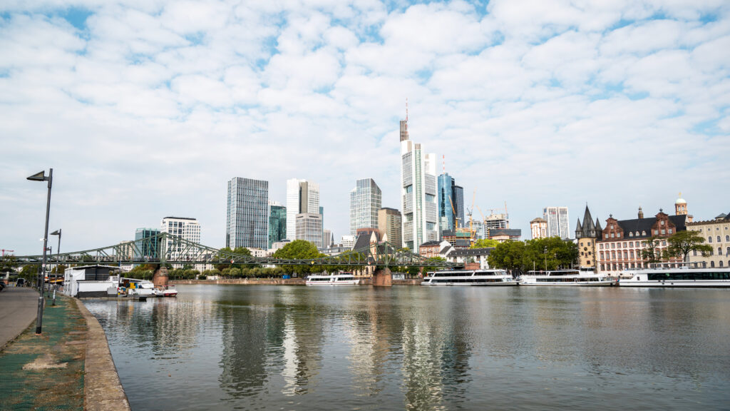 Moderne Skyline, Fluss, historische Gebäude